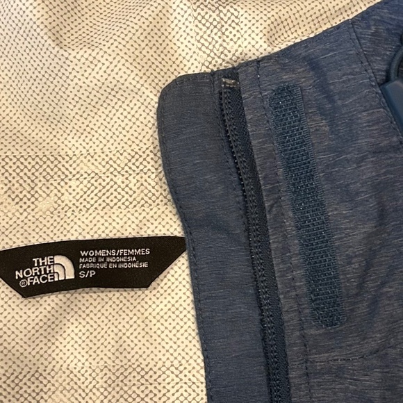 Like NEW: The North Face Women's Hooded Waterproof Rain Jacket - Picture 4 of 4